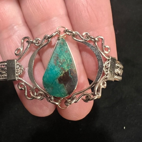 BRAND NEW! Handmade zilvertone adjustable bracelet with green gemstone. OSFM - Picture 6 of 9